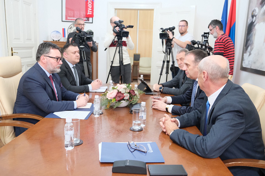 САРАЈЕВО, 29. ЈАНУАРА /СРНА/ - Министар спољне трговине и економских односа у Савјету министара Сташа Кошарац организовао је данас у Сарајеву састанак са представницима коморског система у БиХ у вези са проблемима домаћих превозника.