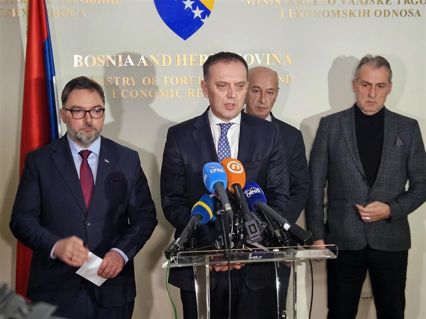 САРАЈЕВО, 29. ЈАНУАРА /СРНА/ - Предсједник Привредне коморе Републике Српске Горан Рачић позвао је данас у Сарајеву превознике да обуставе протесте на одређени период и дају шансу институцијама да раде свој посао јер свако даље задржавање блокада проузроковало би велику штету не само превозницима него и економији.