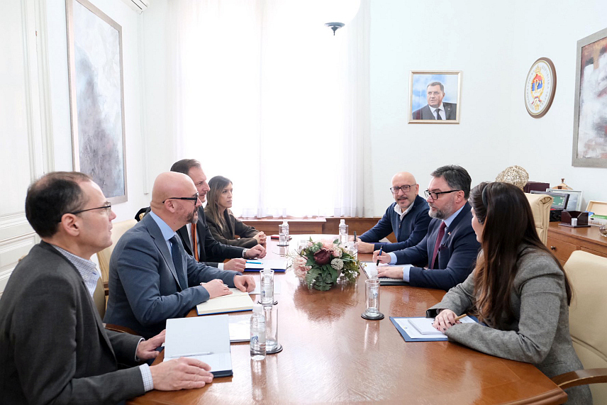 САРАЈЕВО, 29. ЈАНУАРА /СРНА/ - Министар спољне трговине и економских односа у Савјету министара Сташа Кошарац састао се данас са директором Инвестиционо-развојне банке /ИРБ/ Републике Српске Недељком Ћорићем и делегацијом ИРБ Републике Српске.