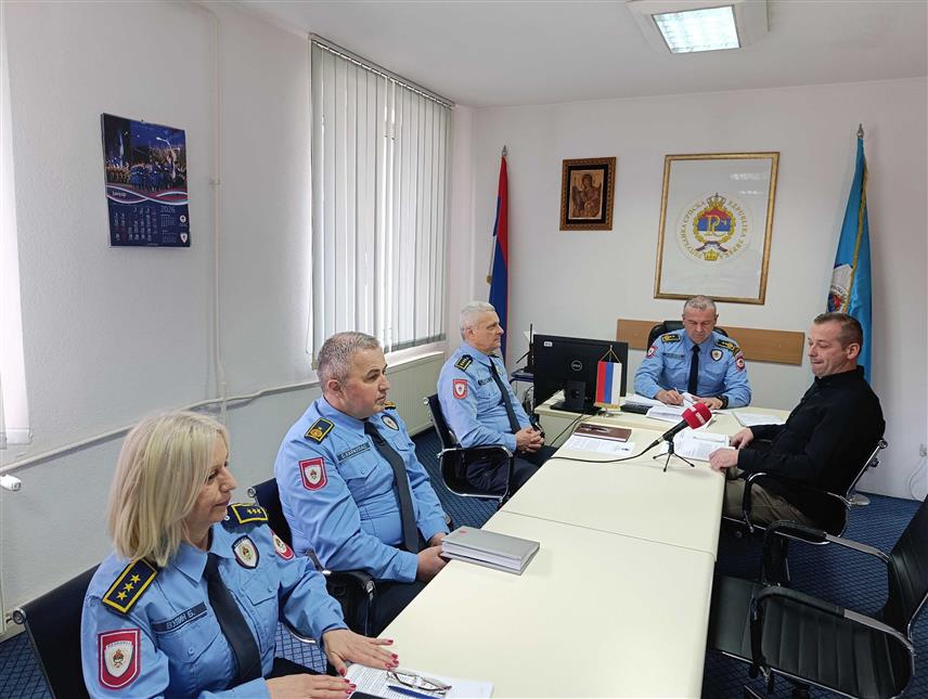 МРКОЊИЋ ГРАД, 30. ЈАНУАРА /СРНА/ - Начелник Полицијске управе Мркоњић Град Милан Милекић, начелник Одјељења криминалистичке полиције Војислав Томић иначелник Одјељења полиције Горан Рољић са сарадницима на конференцији за новинаре данас у Мркоњић Граду.