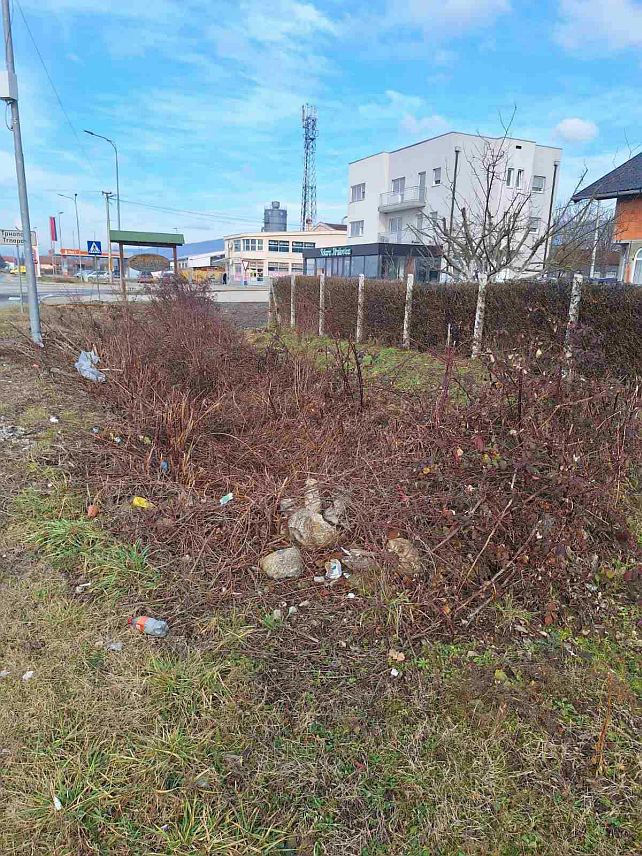 БАЊАЛУКА, 30. ЈАНУАРА /СРНА/ - На магистралном путу Приједор-Козарац ради се на машинском и ручном чишћењу путних јарака, а с циљем боље одводње.