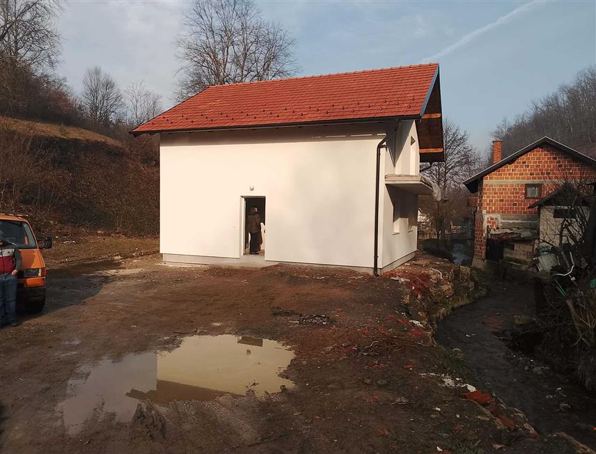 НОВИ ГРАД, 30. ЈАНУАРА /СРНА/ - Вишечланој породици Вукота из насеља Рога у Новом Граду данас је предата нова кућа изграђена на мјесту гдје је раније био стамбени објекат уништен у пожару 22. децембра 2024. године.