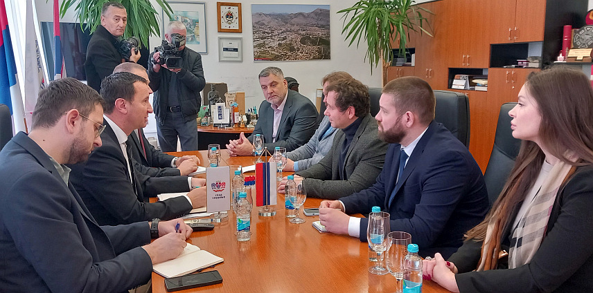 ТРЕБИЊЕ, 30. ЈАНУАРА /СРНА/ - Представници Градске управе Требиње и Српско-руског хуманитарног центра из Ниша договорили су данас да по угледу на нишки буде основан центар за обуку ватрогасаца спасилаца у Требињу.