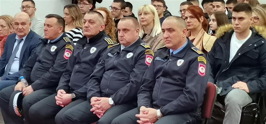 ДОБОЈ, 30. ЈАНУАРА /СРНА/ - Министарство унутрашњих послова Републике Српске данас је у Добоју ученицима завршних разреда средњих школа промовисало јавни конкурс за упис кадета у 29. класу Полицијске академије, чије ће школовање трајати 10 мјесеци.