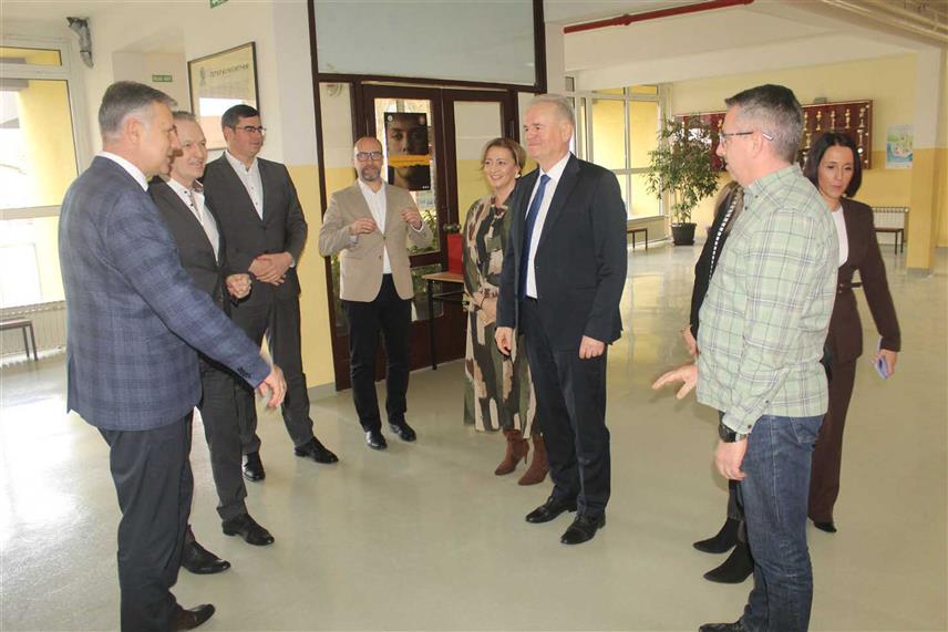 СРБАЦ, 30. ЈАНУАРА /СРНА/ - Министар просвјете и културе Боривоје Голубовић данас током посјете Српцу, гдје је са начелником Млађаном Драгосављевићем обишао Центар средњих школа "Петар Кочић".