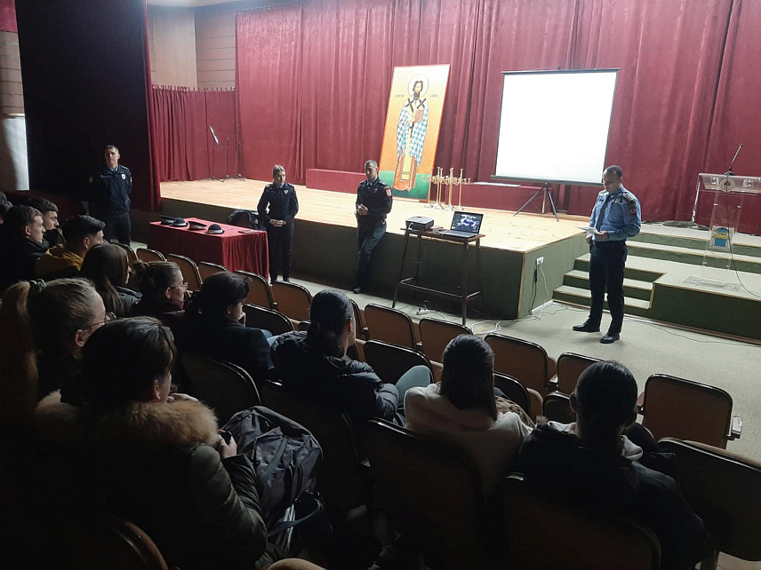 ФОЧА, 30. ЈАНУАРА /СРНА/ - Ученици завршних разреда фочанског Средњошколског центра данас су информисани о условима уписа десетомјесечне обуке за полицијски позив на Полицијској академији у Бањалуци.