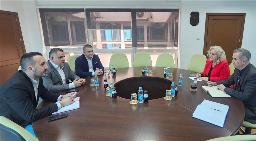 БАЊАЛУКА, 30. ЈАНУАРА /СРНА/ - Министар трговине и туризма Републике Српске Нед Пуховац разговарао је данас у Лакташима са градоначелником Мирославом Бојићем о унапређењу сарадње у области трговине, промоције домаћих производа и даљем развоју туристичке понуде града Лакташи.