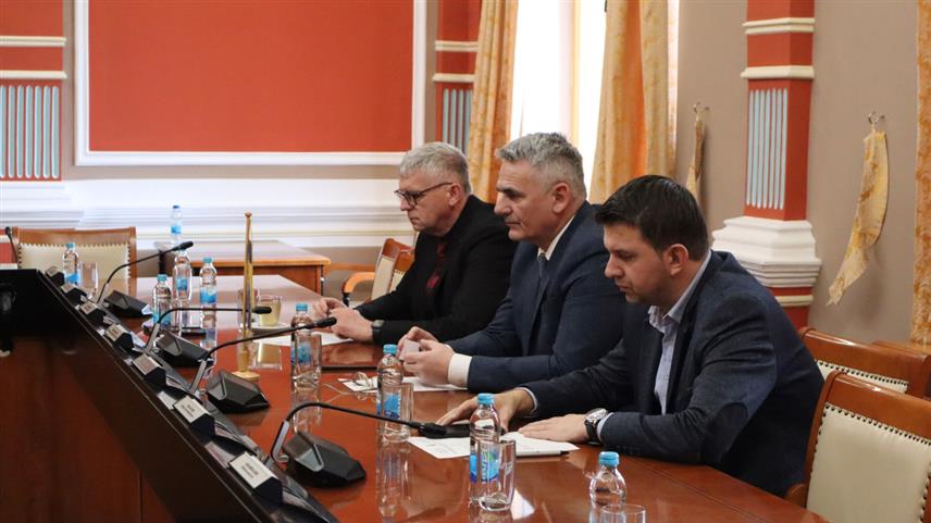 БРЧКО, 30. ЈАНУАРА /СРНА/ - Делегација Брчко дистрикта коју је предводио градоначелник Синиша Милић представила је генералном конзулу Турске у Бањалуци Џану Ајгуну кључне предности дистрикта када је ријеч о економској сарадњи, наглашавајући повољан географски положај, специфичан административно-правни статус и стабилан финансијски систем.