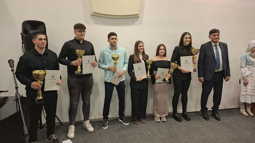 НОВИ ГРАД, 30. ЈАНУАРА /СРНА/ - У амфитеатру Културно-образовног центра у Новом Граду вечерас је одржан 31. избор најбољег спортисте Новог Града, гдје су најбољим спортистима проглашени Ања Софиљ из Женског кошаркашког клуба "Слобода" и Ђорђе Личина из Клуба борилачких спортова "Ратник".