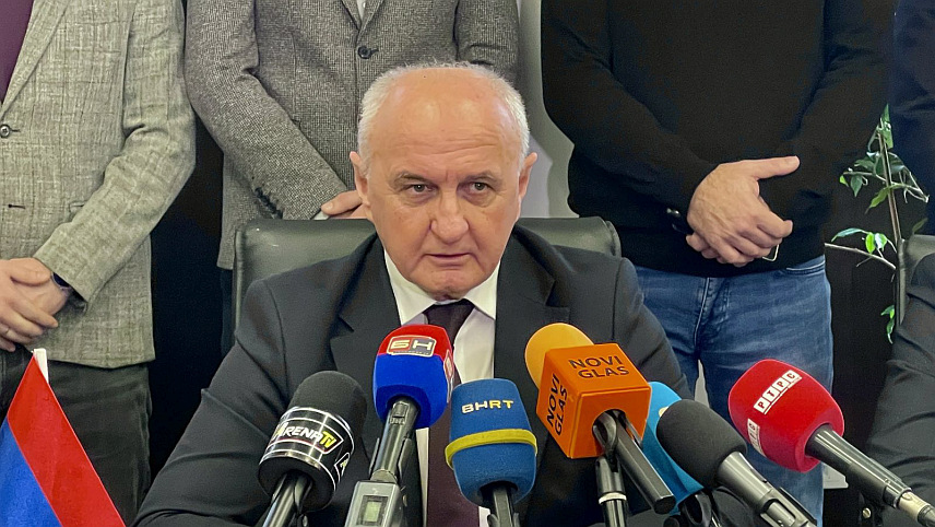 УГЉЕВИК, 31. ЈАНУАРА /СРНА/ - Министар енергетике и рударства Републике Српске Петар Ђокић у обраћању новинарима у Угљевику.