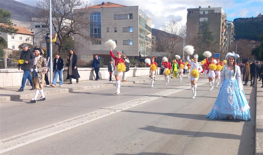 TРЕБИЊЕ, 31. ЈАНУАРА /СРНА/ - Дефилеом мажореткиња и тромбоњера улицама Требиња, уз пратњу херцегновске градске музике, данас је промовисан "Празник мимозе", једна од најпрепознатљивијих туристичко-културних манифестација у региону, која ће бити одржана у Херцег Новом од 13. до 28. фебруара.