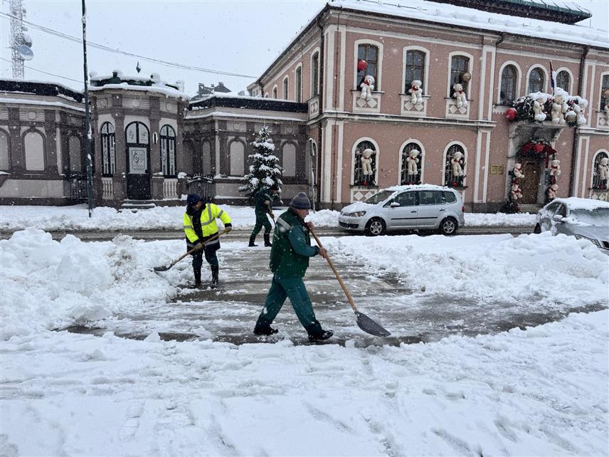 БИЈЕЉИНА, 4. ЈАНУАРА /СРНА/ - Снијег који од синоћ непрестано пада изазива отежано одвијање саобраћаја на подручју цијеле Семберије, а надлежни предвиђају да ће улице и сви локални путеви бити очишћени до краја дана.
