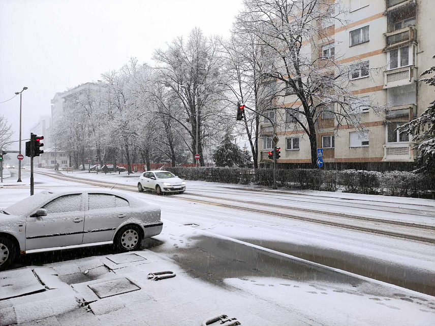 БАЊАЛУКА, 4. ЈАНУАРА /СРНА/ - Из Градске управе истичу да је јутрос извршено и посипање саобраћајница, те да су екипе у сталном обиласку терена да би се правовремено дјеловало.