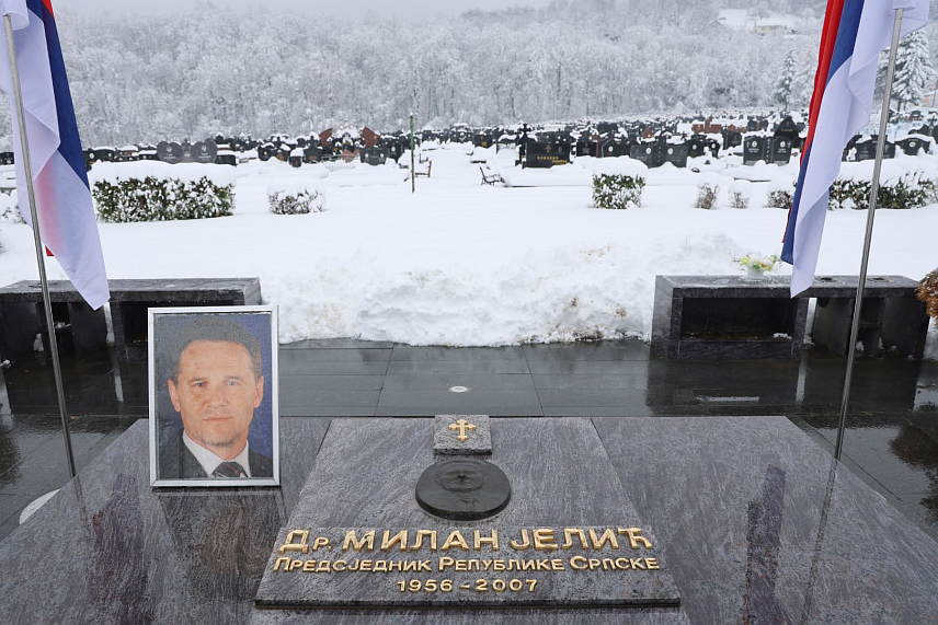 МОДРИЧА, 5. ЈАНУАРА /СРНА/ - Поводом Дана Републике - 9. јануара, данас су у Модричи положени вијенци код споменика бившем предсједнику Републике Српске Милану Јелићу.	
