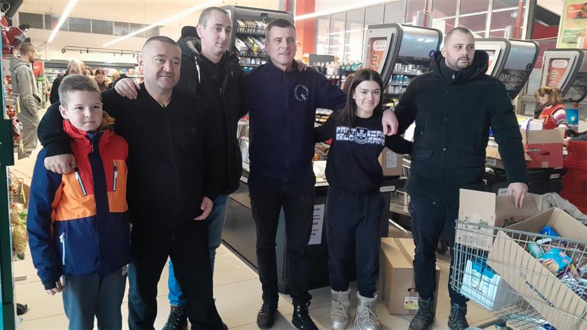 ПАЛЕ, 5. ЈАНУАРА /СРНА/ - У сусрет најрадоснијем хришћанском празнику Божићу, чланови Удружења навијача "Гробари" са Пала данас су традиционално на Туциндан уручили помоћ за 10 социјално угрожених породица из ове општине.