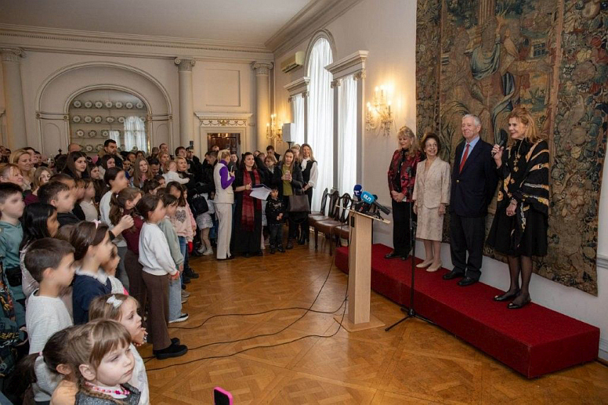 БЕОГРАД, 5. ЈАНУАРА /СРНА/ - Принц Александар и принцеза Катарина Карађорђевић приредили су на Белом двору божићне пријеме за више од 1.000 дјеце из Србије и Републике Српске, којима су уручили празничне поклоне.
