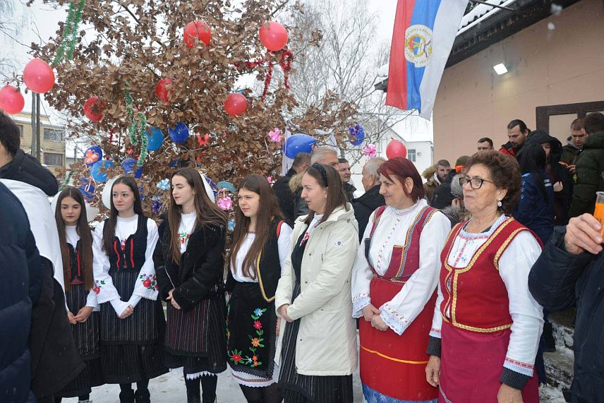 ПРИЈЕДОР, 6. ЈАНУАРА /СРНА/ - Бадњи дан у Приједору у знаку је кретања колона са бадњацима кроз градска и сеоска насеља гдје их мјештани, традиционално, дочекују уз пјесму и весеље и украшавају.