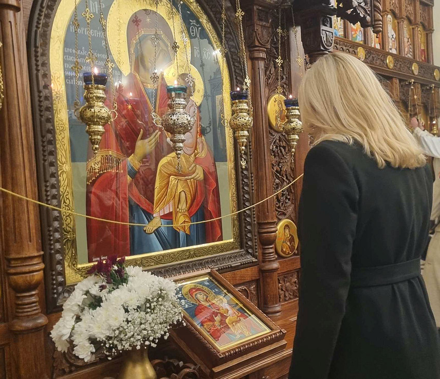 БАЊАЛУКА, 6. ЈАНУАРА /СРНА/ - Бадње вече обиљежено је вечерњим богослужењем и освештањем бадњака у Храму Светог великомученика Георгија у бањалучком насељу Паприковац, којем је присуствовала српски члан Предсједништва БиХ Жељка Цвијановић.