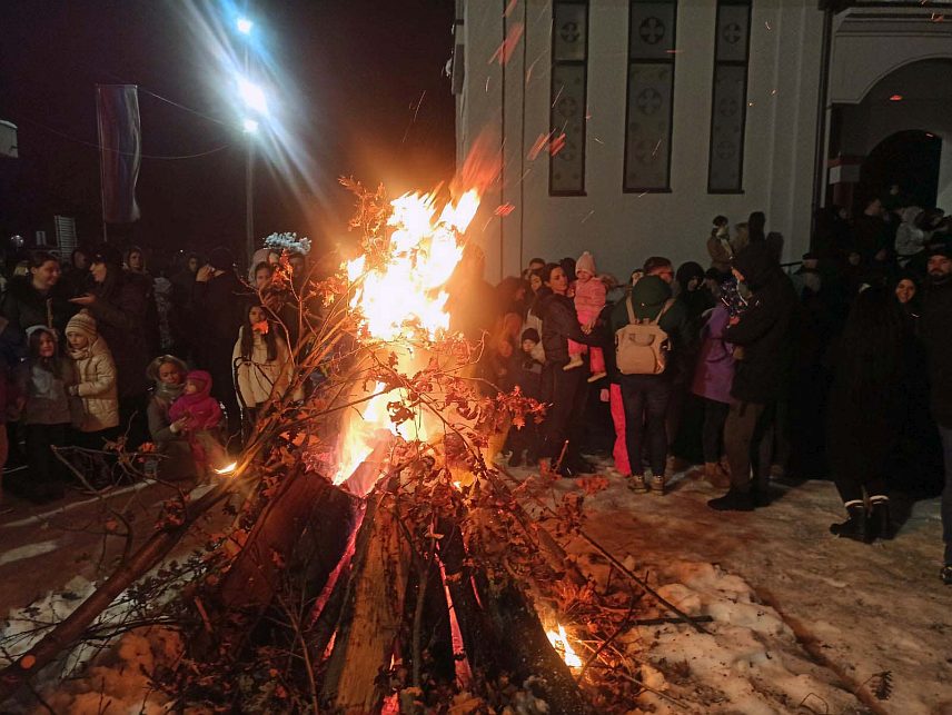 ЗВОРНИК, 6. ЈАНУАРА /СРНА/ - Вечерња богослужења служена су у свим православним храмовима на подручју града Зворника, а потом су освештани и наложени бадњаци.