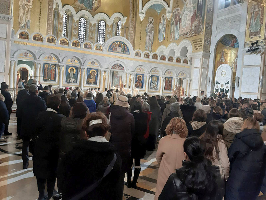 БЕОГРАД, 7. ЈАНУАРА /СРНА/ - Његова светост патријарх српски Порфирије служио је у Храму Светог Саве јутарњу Божићну литургију у присуству великог броја вјерника.