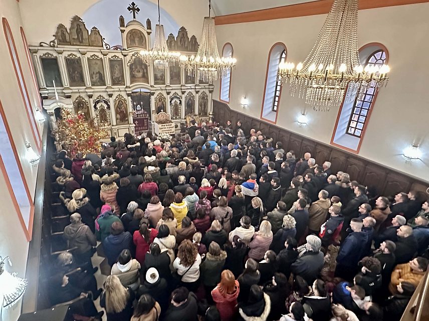 ПРИЈЕДОР, 7. ЈАНУАРА /СРНА/ - Велики број вјерника присуствовао је божићној литургији у Цркви Свете Тројице у Приједору.