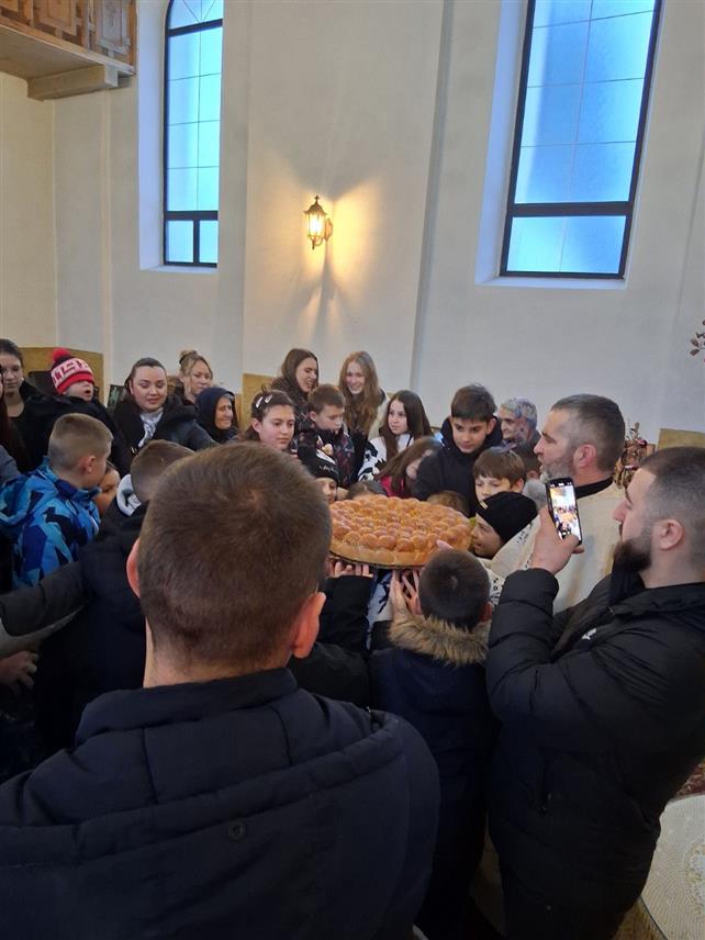 ТРНОВО, 7. ЈАНУАРА /СРНА/ - У Цркви Светог великомученика Георгија у Трнову данас је, поводом најрадоснијег хришћанског празника Божића, први пут уприличено ломљење божићне чеснице.