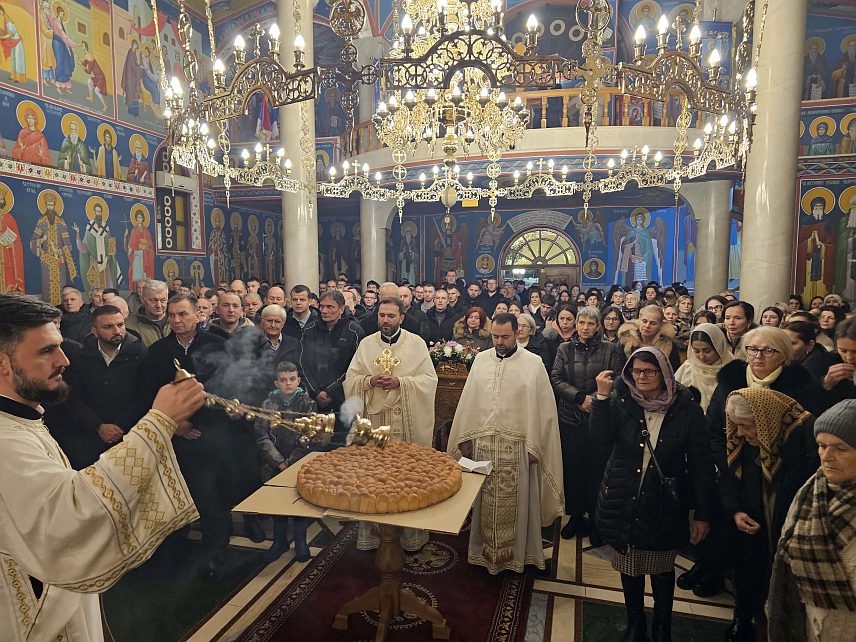 УГЉЕВИК, 7. ЈАНУАРА /СРНА/ - Велики број вјерника присуствовао је божићној литургији у Храму Свете преподобне мати Параскеве у Угљевику, а потом су се причестили и ломили божићну чесницу, у којој је био златни крст.