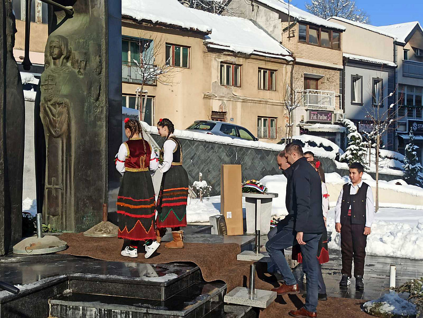 ЗВОРНИК, 8. ЈАНУАРА /СРНА/ - У Зворнику су данас положени вијенци код споменика за 1.080 бораца погинулих у Одбрамбено-отаџбинском рату поводом обиљежавања 9. јануара - Дана Републике, Дана борца Одбрамбено-отаџбинског рата и 34 године слободе и постојања Републике Српске.