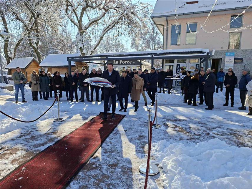 ШАМАЦ, 8. ЈАНУАРА /СРНА/ - У Шамцу је, поводом новогодишњих и божићних празника и Дана Републике одата пошта за 469 погинулих бораца Друге посавске бригаде и положени вијенци код централног споменика борцима палим у Одбрамбено-отаџбинском рату.