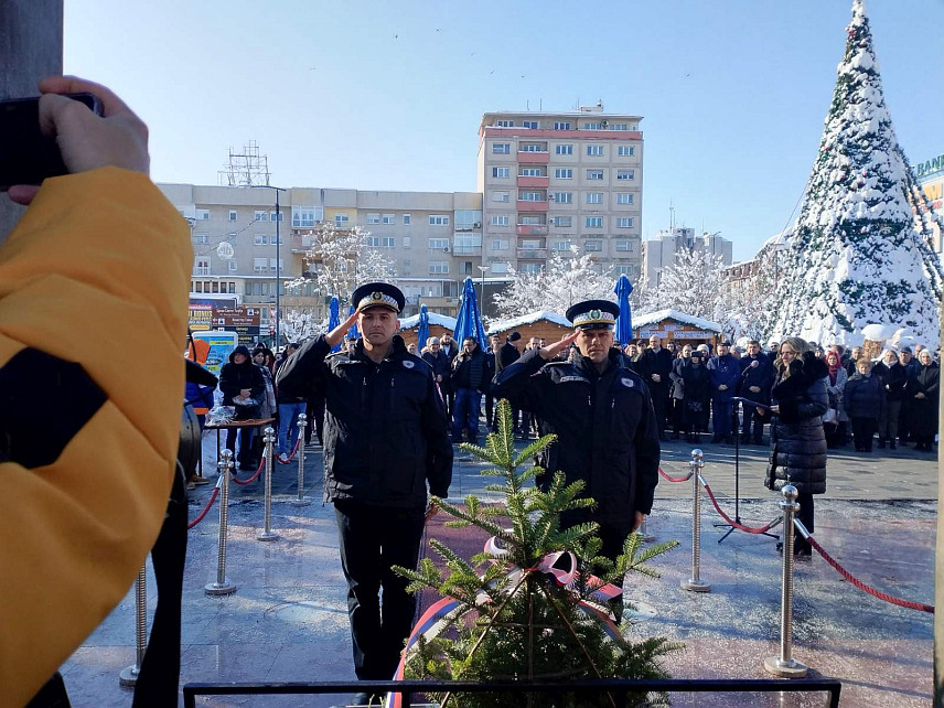 БИЈЕЉИНА, 8. ЈАНУАРА СРНА/ - У Бијељини је данас, поводом Дана Републике - 9. јануара, одата почаст херојима одбране Републике Српске и уручене захвалнице за 25 успјешних привредника који настављају да јачају земљу за коју су припадници Војске Републике Српске положили животе.