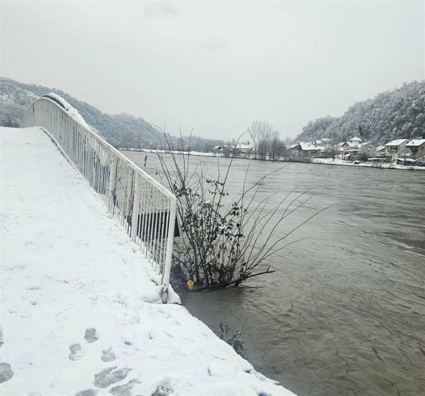 ЗВОРНИК, 9. ЈАНУАРА /СРНА/ - Водостај Дрине постепено се стабилизује и за сада нема опасности од изливања ове ријеке, саопштено је данас из Градске управе Зворника.