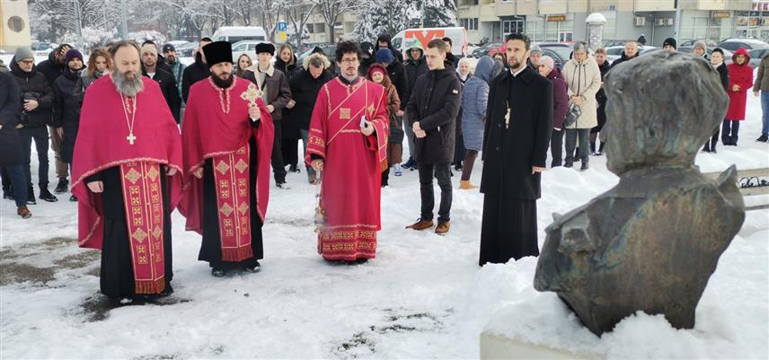 ДОБОЈ, 9. ЈАНУАРА /СРНА/ - У порти Цркве Рођења Пресвете Богородице у Добоју данас је поводом Дана Републике - 9. јануара, служен помен и положен вијенац код спомен-бисте Споменка Гостића, најмлађег одликованог борца Војске Републике Српске.