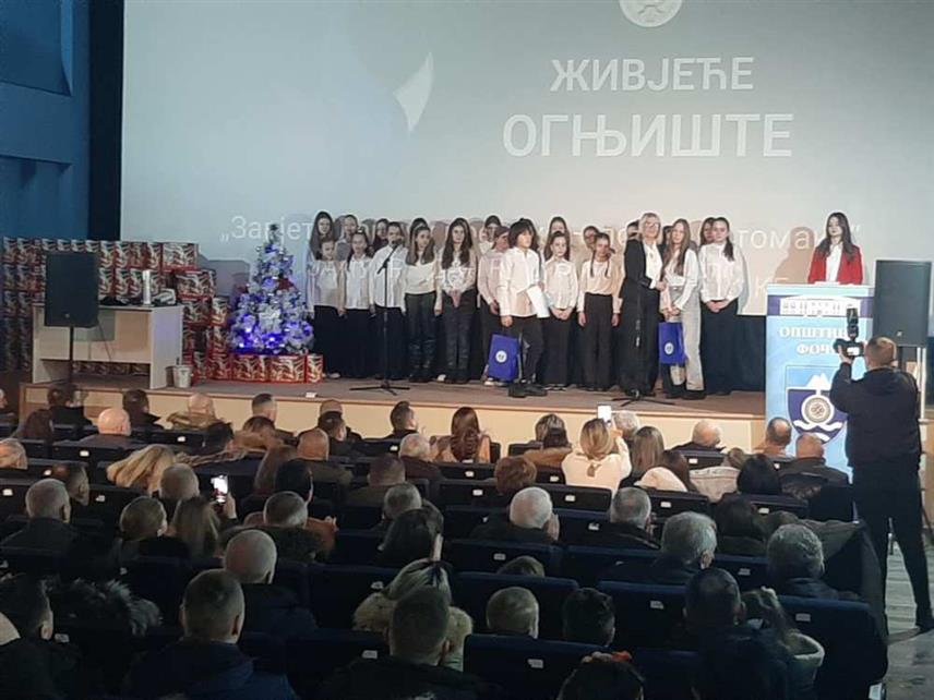 ФОЧА, 9. ЈАНУАРА /СРНА/ - Свечаним програмом "Завјет славних предака - понос потомака", у оквиру којег је подијељено 170 пакетића за унучад погинулих бораца, у Фочи је обиљежен 34. рођендан Републике Српске.