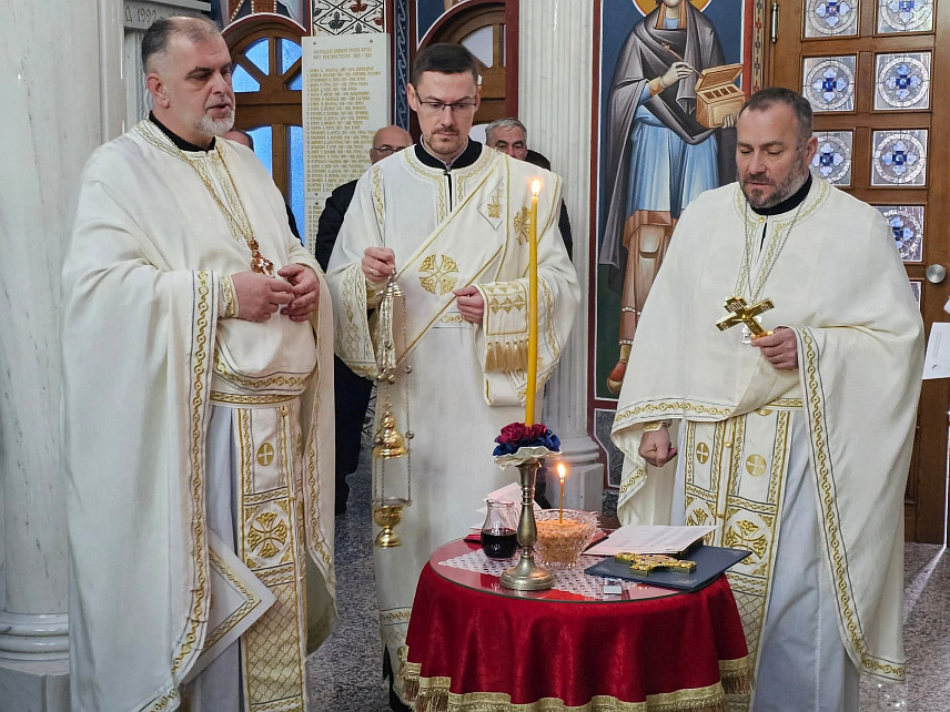 ТЕСЛИЋ, 9. ЈАНУАРА /СРНА/ - У порти Храма Пресвете Тројице у Теслићу данас је, поводом Дана Републике Српске, служен парастос за 549 погинулих бораца теслићких бригада.