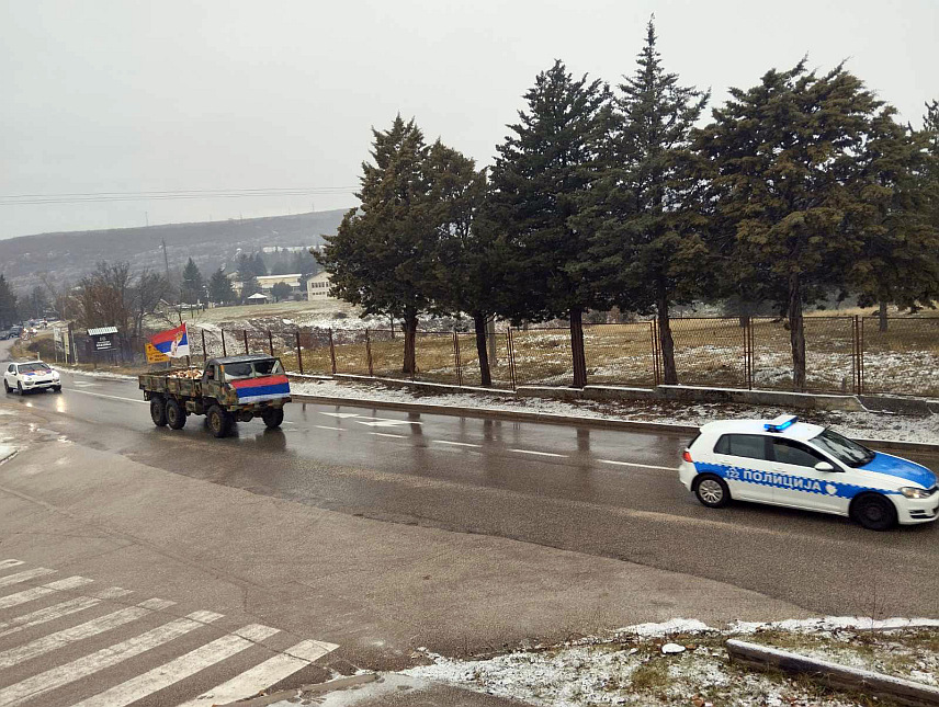БИЛЕЋА, 9. ЈАНУАРА /СРНА/ - Улицама Билеће данас је, поводом Дана Републике - 9. јануара, прошла колона аутомобила, окићених српским тробојкама.