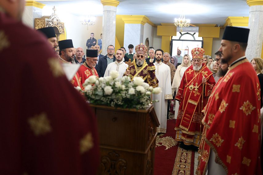 БАЊАЛУКА, 11. ОКТОБРА /СРНА/ - Њихова висока преосвештенства митрополити бањалучки Јефрем и банатски Никанор служили су данас Свету архијерејску литургију у Храму Светог великомученика Георгија у бањалучком насељу Дракулић и освештали нови парохијски дом, који ће бити мјесто окупљања вјерника и јачања духовног живота ове заједнице.