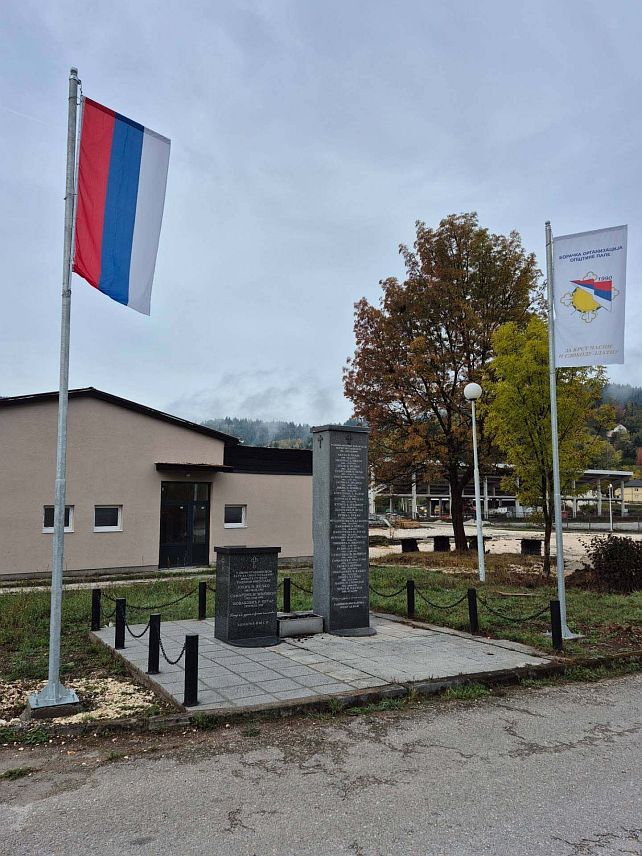 ПАЛЕ, 12. ОКТОБРА /СРНА/ - У Палама је подигнут нови споменик посвећен тројици погинулих бораца Војске Републике Српске, који су били радници Фабрике мотора специјалне намјене. Уређен је и простор око споменика, те су постављени јарболи са заставама Републике Српске и општинске Борачке организације.