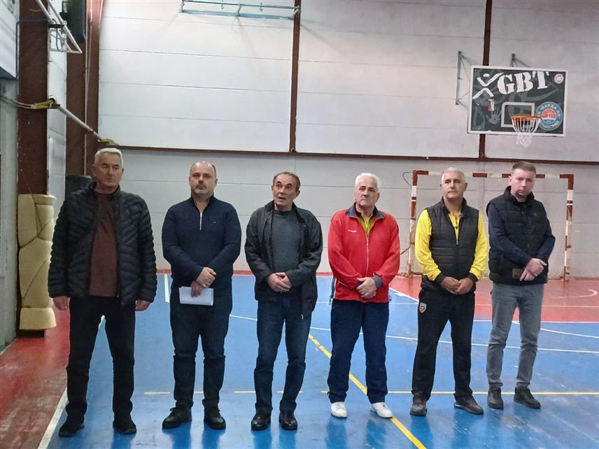 ВИШЕГРАД, 13. ОКТОБРА /СРНА/ - У Вишеграду је отворен Меморијални турнир у малом фудбалу као сјећање на погинуле борце Војске Републике Српске у Одбрамбено-отаџбинском рату међу којима је и шест фудбалера "Дрине". Турнир, у спортској сали Основне школе "Вук Караџић", отворио је начелник општине Младен Ђуревић.