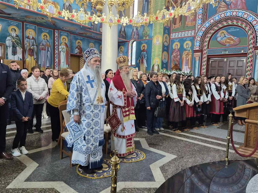 БРОД, 14. ОКТОБРА /СРНА/ - Његово високопреосвештенство митрополит зворничко-тузлански Фотије и митрополит митилински Јаковос, уз саслужење свештенства бродске црквене општине, служе Свету архијерејску литургију Храма Покрова Пресвете Богородице у Броду, поводом храмовне и општинске крсне славе.