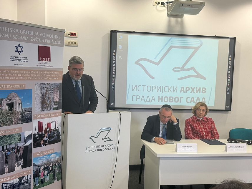 БЕОГРАД/НОВИ САД, 14. ОКТОБРА /СРНА/ - Национални семинар о заштити јеврејских гробаља одржан данас у Новом Саду. Скуп у Историјском архиву Града Новог Сада је одржан у организацији Европске иницијативе за јеврејска гробља /ЕСЈФ/, у сарадњи са Јеврејском општином Нови Сад и Историјским архивом Града Новог Сада.