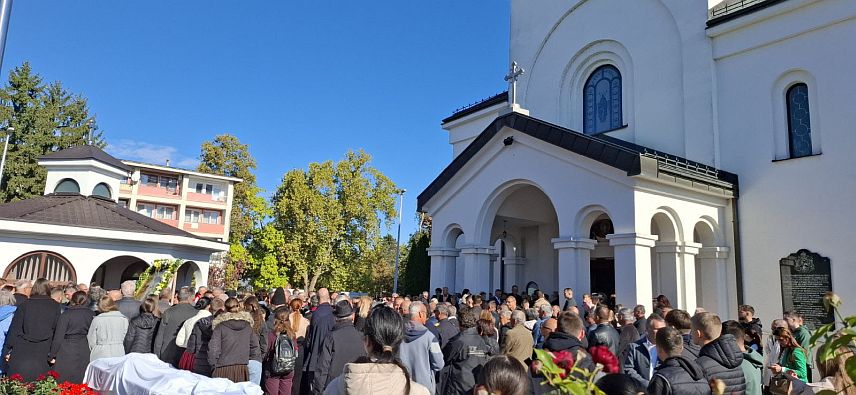 БРОД, 14. ОКТОБРА /СРНА/ - Празник Покрова Пресвете Богородице подсјећа на њену заштиту Српске православне цркве /СПЦ/ и вјерног српског народа, поручио је Његово високопресвештенство митрополит зворничко-тузлански Фотије, који је са митрополитом митилинским Јаковосом служио литургију у Броду поводом славе те општине и истоименог храма.