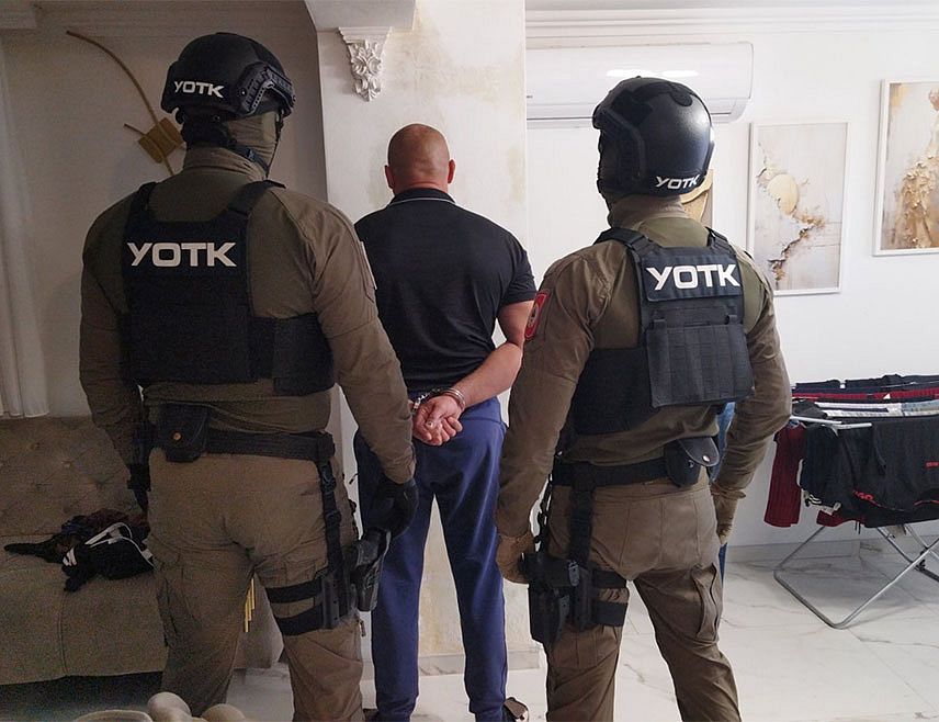 БАЊАЛУКА, 14. ОКТОБРА /СРНА/ - Четири лица ухапшена су због кријумчарења миграната, које су илегално пребацивали преко границе са Хрватском и даље на подручје других земаља ЕУ, гдје је крајње одредиште била Италија, саопштено је из Министарства унутрашњих послова /МУП/ Републике Српске.