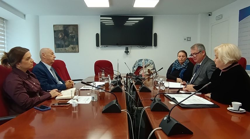 САРАЈЕВО, 14. ОКТОБРА /СРНА/ - Предсједник Спољнотрговинске коморе БиХ Здравко Маринковић разговарао је са новоименованим амбасадором Албаније у БиХ Спиром Кочијем о унапређењу привредне сарадње двије земаље, јачању институционалних веза и могућностима за интензивније повезивање пословних заједница.