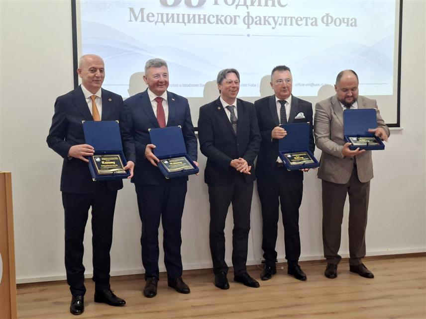 ФОЧА, 15. ОКТОБРА /СРНА/ - Министру за научнотехнолошки развој и високо образовање Републике Српске Драги Мастиловићу уручена је Повеља Медицинског факлтета у Фочи за изузетну подршку развоју ове високошколске установе.