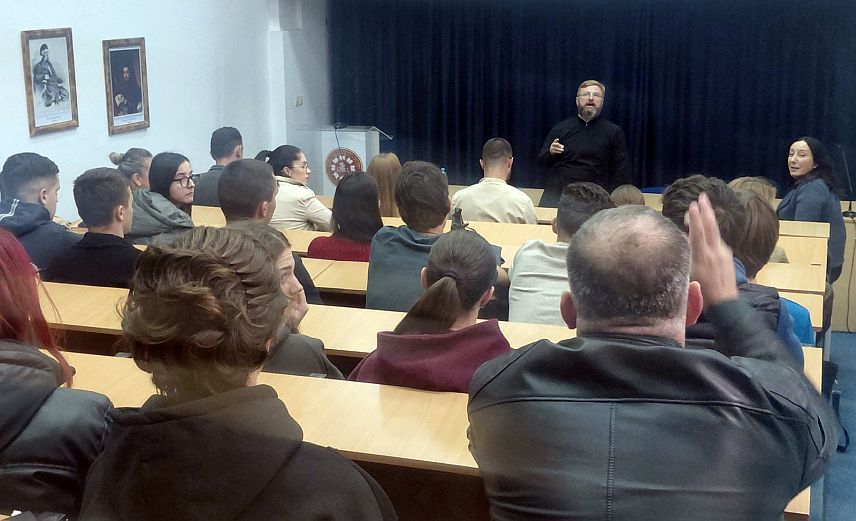 ПАЛЕ, 15. ОКТОБРА /СРНА/ - Декан Православног богословског факултета "Свети Василије Острошки" у Фочи протојереј-ставрофор Дарко Ђого, одржао је данас предавање за средњошколце на Филозофском факултету Универзитета у Источном Сарајеву о теми "Православље и /не/култура".