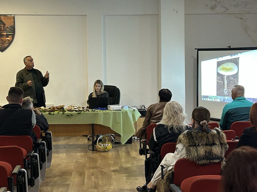 КОЗАРСКА ДУБИЦА, 15. ОКТОБРА /СРНА/ - У Козарској Дубици данас је одржана изложба гљива, на којој је едукативно предавање о овој јединственој биљној врсти одржао Радослав Гашић, миколог из Мркоњић Града, учесник бројних изложби и дугогодишњи водитељ школе гљиварења.