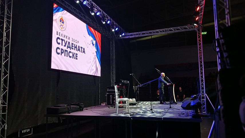 ИСТОЧНО НОВО САРАЈЕВО, 15. ОКТОБРА /СРНА/ - У Источном Новом Сарајеву у току је збор студената на којем ће бити изнесени ставови и утврђене даље активности поводом транспарената на студентским скуповима у Србији, а јавност ће о закључцима са збора бити накнадно обавијештена.