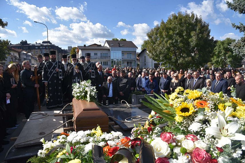 БАЊАЛУКА, 16. ОКТОБРА /СРНА/ - Директор Института за за физикалну медицину, рехабилитацију и ортопедску хирургију "Др Мирослав Зотовић Горан Талић сахрањен је данас на бањалучком гробљу Свети Пантелија у присуству најближих чланова породице, највиших званичника Републике Српске, родбине, пријатеља, радних колега и грађана.