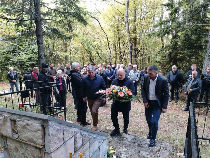 ВИШЕГРАД, 16. ОКТОБРА /СРНА/ - На локалитету Меремишље, између Вишеграда и Рудог, данас су обиљежене 34 године од страдања 28 српских бораца Вишеградске и Руђанске бригаде Војске Републике Српске.