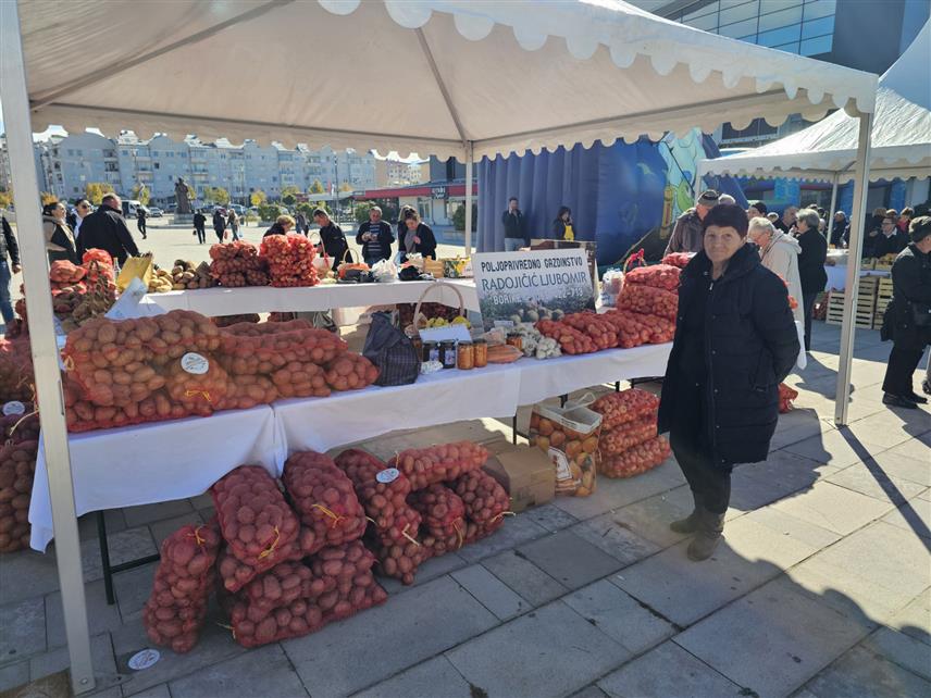 ИСТОЧНО САРАЈЕВО, 17. ОКТОБРА /СРНА/ - "Дан рогатичког кромпира и романијских скоруп-кајмака" окупио је данас у Источном Новом Сарајеву 30 излагача ових пољопривредних производа са заштићеним географским поријеклом.